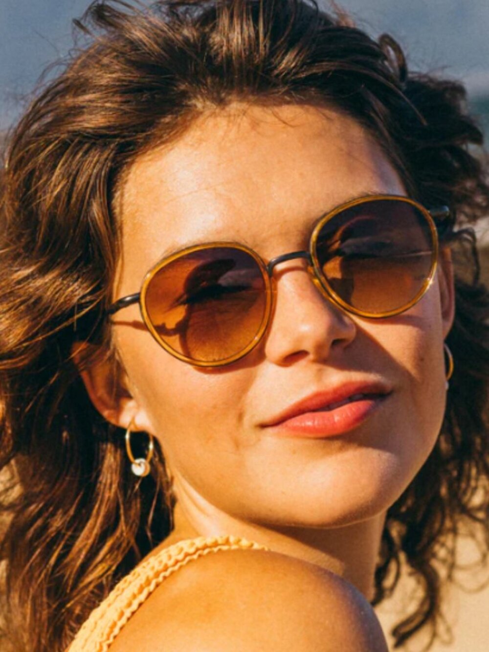 Sunski Baia Polarized Round Sunglasses Honey Sepia Amber Case
